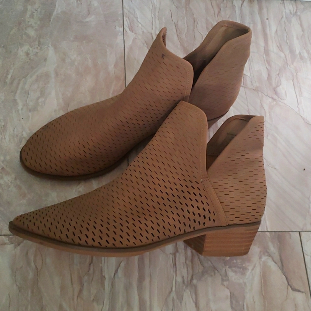 MERONA Etched Booties